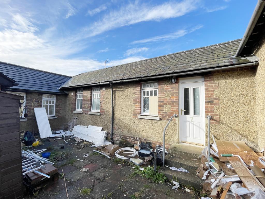 Lot: 85 - BUNGALOW IN MOTE PARK FOR IMPROVEMENT - View of bungalow and yard area